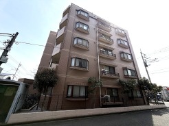 戸建てが立ち並ぶ静かな住宅街。四季折々の移り変わりを感じながら自然と楽しみ、暮らす、そんな毎日を日々の中で感じられる住環境
