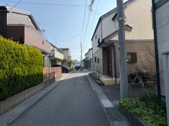 戸建てが立ち並ぶ静かな住宅街。四季折々の移り変わりを感じながら自然と楽しみ、暮らす、そんな毎日を日々の中で感じられる住環境

