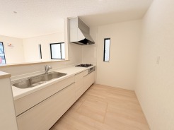 人工大理石を使用したシステムキッチン。永く傷つきにくく、お手入れもしやすい高機能性です。
