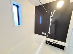 花粉や雨の日、寒い冬の時期に嬉しい浴室乾燥機。換気機能で入浴時に湿気を換気しカビの防止にもなります。

