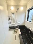 一緒にお風呂に入っている子供達の声がリビングまで聞こえてきそうな広々とした１坪バス
