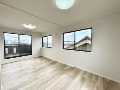 大きな開口部から明るい光が差し込む、日中の室内の明るさがこの部屋の魅力です。
