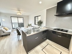 家族団欒のリビング。陽光差し込む食卓には家族の会話とスマイルが溢れます。いつまでもここで食卓を囲みたくなる、そう感じさせてくれるスペース。
