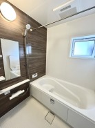 一緒にお風呂に入っている子供達の声がリビングまで聞こえてきそうな広々とした１坪バス
