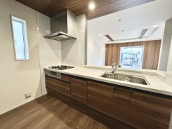 家族が一番集まる場所だから広々としつつも素敵な空間であって欲しい。皆がくつろぐリビングからキッチンまでが一つに繋がる空間。
