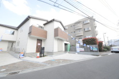 戸建てが立ち並ぶ静かな住宅街。四季折々の移り変わりを感じながら自然と楽しみ、暮らす、そんな毎日を日々の中で感じられる住環境
