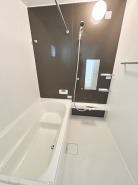 一緒にお風呂に入っている子供達の声がリビングまで聞こえてきそうな広々とした１坪バス
