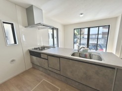 家族団欒のリビング。陽光差し込む食卓には家族の会話とスマイルが溢れます。いつまでもここで食卓を囲みたくなる、そう感じさせてくれるスペース。
