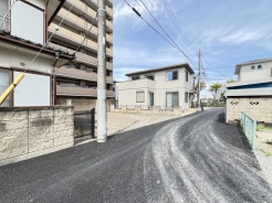 戸建てが立ち並ぶ静かな住宅街。四季折々の移り変わりを感じながら自然と楽しみ、暮らす、そんな毎日を日々の中で感じられる住環境
