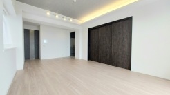 大きな開口部から明るい光が差し込むリビング。日中の室内の明るさがこの部屋の魅力です。
