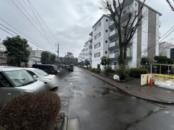 小手指駅まで5分で歩けるロケーション。
通勤や通学に便利ですね。