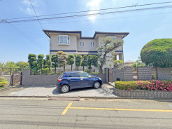 手入れの行き届いた植栽とレンガ調の外構が調和し、街並みに落ち着きと気品を添える佇まいです。穏やかな日常を予感させる、洗練された住まいの外観が家族の帰りを温かく迎え入れてくれることでしょう
