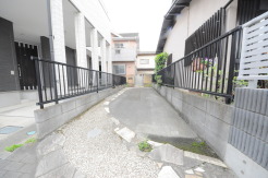 通りから入ったプライベート空間で落ち着いた雰囲気でお住いになる。敷地部分でお子様の遊ぶスペースや駐車スペースに活用できます。
