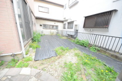 戸建てならではのお庭スペース。BBQやガーデニング、お子様のプールなど、、、、様々な楽しみ方ができるプライベート空間。ご家族皆さままで思いっきりお楽しみください。
