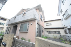 戸建てが立ち並ぶ静かな住宅街。四季折々の移り変わりを感じながら自然と楽しみ、暮らす、そんな毎日を日々の中で感じられる住環境
