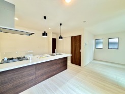 夕食の時間。家族、友人、両親、親戚との会話がより料理を美味しくしてくれる。あっという間に時間が過ぎてしまう居心地の良さは、普段はほっとする空間としてここにあります。
