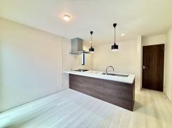 家族団欒のリビング。陽光差し込む食卓には家族の会話とスマイルが溢れます。いつまでもここで食卓を囲みたくなる、そう感じさせてくれるスペース。
