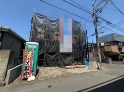 東南角地で開放感のある戸建です。