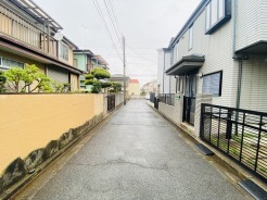 前面道路は通り抜けができないため、交通量が少なく静かな住環境です。
