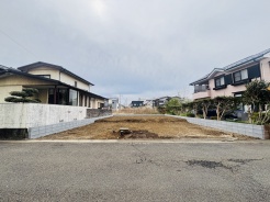 戸建てが立ち並ぶ静かな住宅街。四季折々の移り変わりを感じながら自然と楽しみ、暮らす、そんな毎日を日々の中で感じられる住環境
