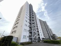 広がる空の下、穏やかな日々を紡ぐ高層レジデンス。開放感あふれる眺望と、暮らしに寄り添う洗練された空間が、ゆったりとした時間を演出します
