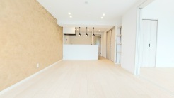 家族が一番集まる場所だから広々としつつも素敵な空間であって欲しい。皆がくつろぐリビングからキッチンまでが一つに繋がる空間。
