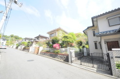 5.2m幅員の道路に面しておりお車の運転が苦手な方でも安心して出入りいただけます。
