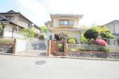 戸建てが立ち並ぶ静かな住宅街。四季折々の移り変わりを感じながら自然と楽しみ、暮らす、そんな毎日を日々の中で感じられる住環境
