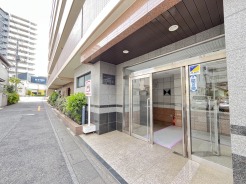 清潔感あふれるエントランスは、日々の暮らしに安心感を
