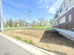 戸建てが立ち並ぶ静かな住宅街。四季折々の移り変わりを感じながら自然と楽しみ、暮らす、そんな毎日を日々の中で感じられる住環境
