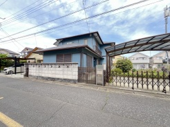 心落ち着く青い壁の、穏やかな佇まいの住まい
