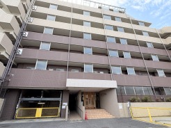 戸建てが立ち並ぶ静かな住宅街。四季折々の移り変わりを感じながら自然と楽しみ、暮らす、そんな毎日を日々の中で感じられる住環境