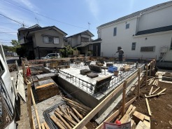 完成は7月頃を予定しております。施工例の見学も出来ますのでお気軽にお問合せ下さい。