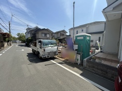 前面道路は広く、駐車がしやすいです。駐車スペース2台分ございます。

