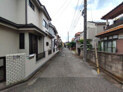 戸建てが立ち並ぶ静かな住宅街。四季折々の移り変わりを感じながら自然と楽しみ、暮らす、そんな毎日を日々の中で感じられる住環境
