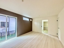 いつも家族の集まるリビングは広々とした15帖。通風・採光にも優れ、心安らぐ風と光がたえない空間。汎用性に富んだ居住スペースと、高揚感さえも与えてくれる住空間です。