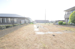 戸建てが立ち並ぶ静かな住宅街。四季折々の移り変わりを感じながら自然と楽しみ、暮らす、そんな毎日を日々の中で感じられる住環境
