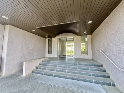 気持ちよくご家族やゲストを送迎できるスタイリッシュでスッキリとした玄関です。
