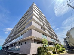 戸建てが立ち並ぶ静かな住宅街。四季折々の移り変わりを感じながら自然と楽しみ、暮らす、そんな毎日を日々の中で感じられる住環境
