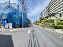 6m幅員の道路に面しておりお車の運転が苦手な方でも安心して出入りいただけます。
