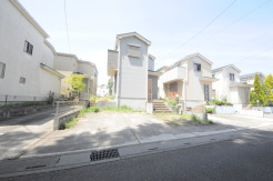 戸建てが立ち並ぶ静かな住宅街。四季折々の移り変わりを感じながら自然と楽しみ、暮らす、そんな毎日を日々の中で感じられる住環境
