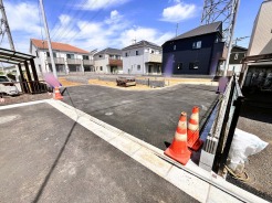 6m幅員の道路に面しておりお車の運転が苦手な方でも安心して出入りいただけます。
