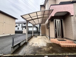 車を大切に守るカーポートがあり、住まいの心地よい日常を予感させる温かみのあるエントランスへと誘います
