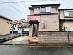 玄関周りの柔らかな色合いが、訪れる人を温かく迎え入れます。カーポートは雨の日でも安心な空間を作り出し、穏やかな日常を予感させます
