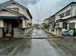戸建てが立ち並ぶ静かな住宅街。四季折々の移り変わりを感じながら自然と楽しみ、暮らす、そんな毎日を日々の中で感じられる住環境
