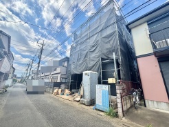 キッチン後ろにはたくさん収納できる造作食器棚が付きます。