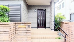 玄関はおうちの顔とも呼ばれる重要な場所！明るくスッキリと見える空間で住まう人を見送り、出迎えてくれます。
