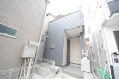 戸建てが立ち並ぶ静かな住宅街。四季折々の移り変わりを感じながら自然と楽しみ、暮らす、そんな毎日を日々の中で感じられる住環境
