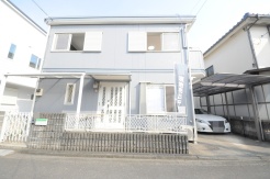戸建てが立ち並ぶ静かな住宅街。四季折々の移り変わりを感じながら自然と楽しみ、暮らす、そんな毎日を日々の中で感じられる住環境
