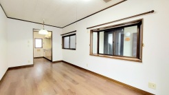 家族や友人、両親、親戚とこれから沢山の時間を紡ぐのだろう。そこを彩るのは窓から見える青い空、心地よい緑。そんなイメージが膨らむリビングスペース。
